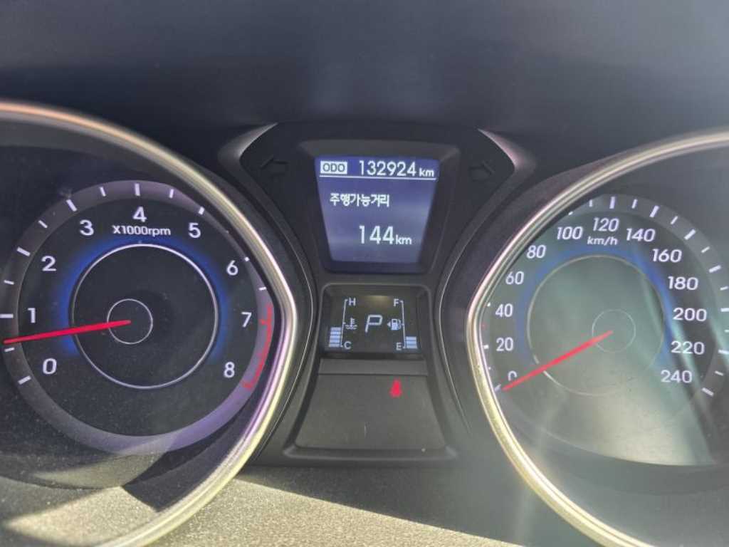 HYUNDAI Avante - Vista 3