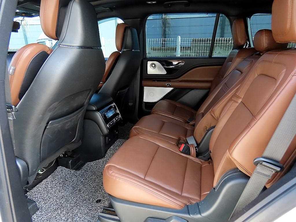 Lincoln Aviator - Vista 6