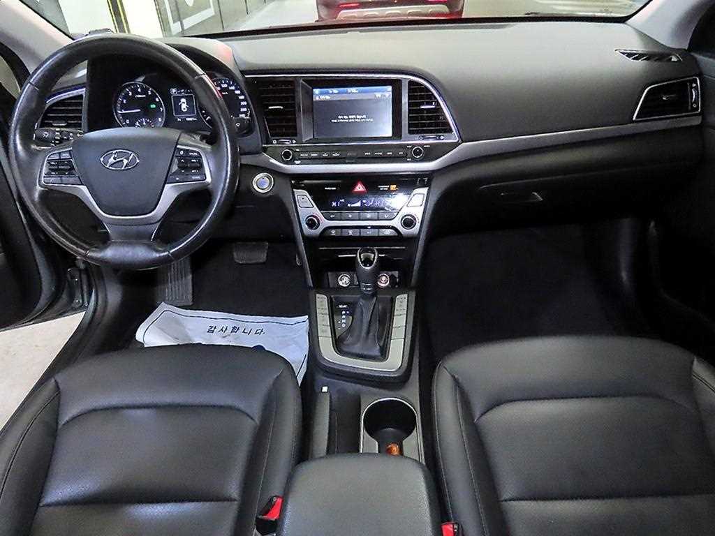 HYUNDAI Avante - Vista 10