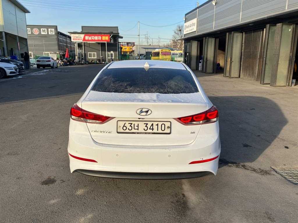 HYUNDAI Avante - Vista 5