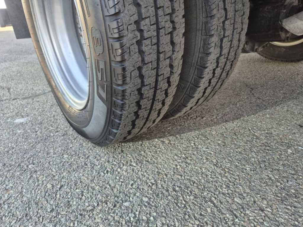 medium and large cargo truck - Vista 11