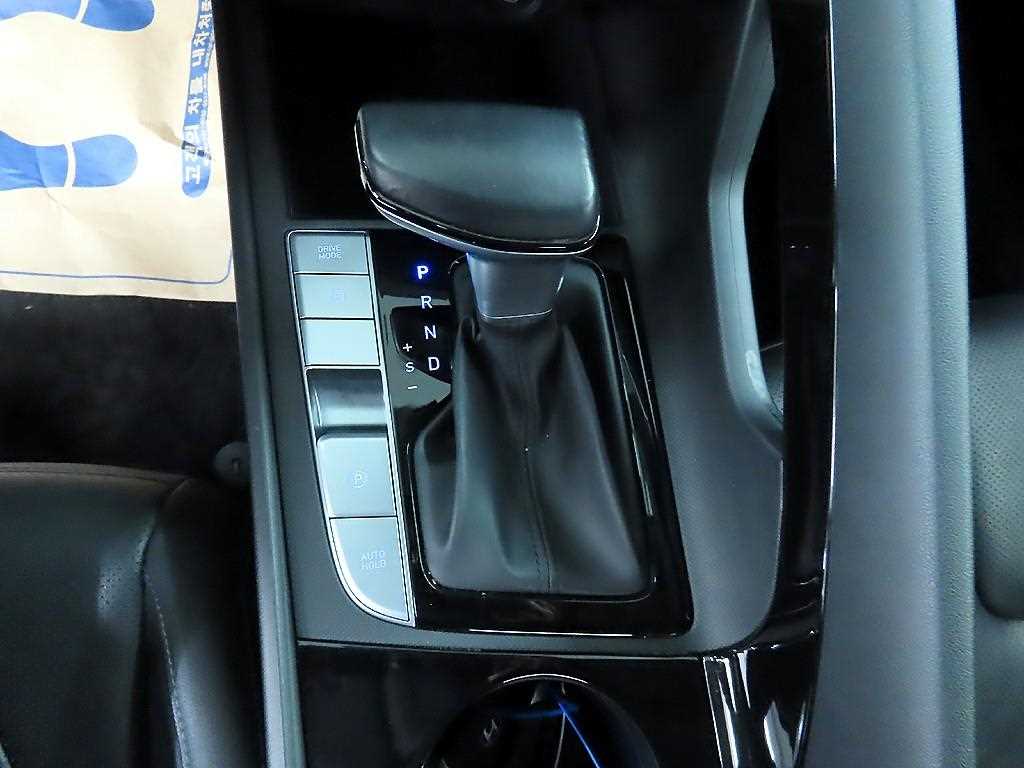 HYUNDAI Avante - Vista 10