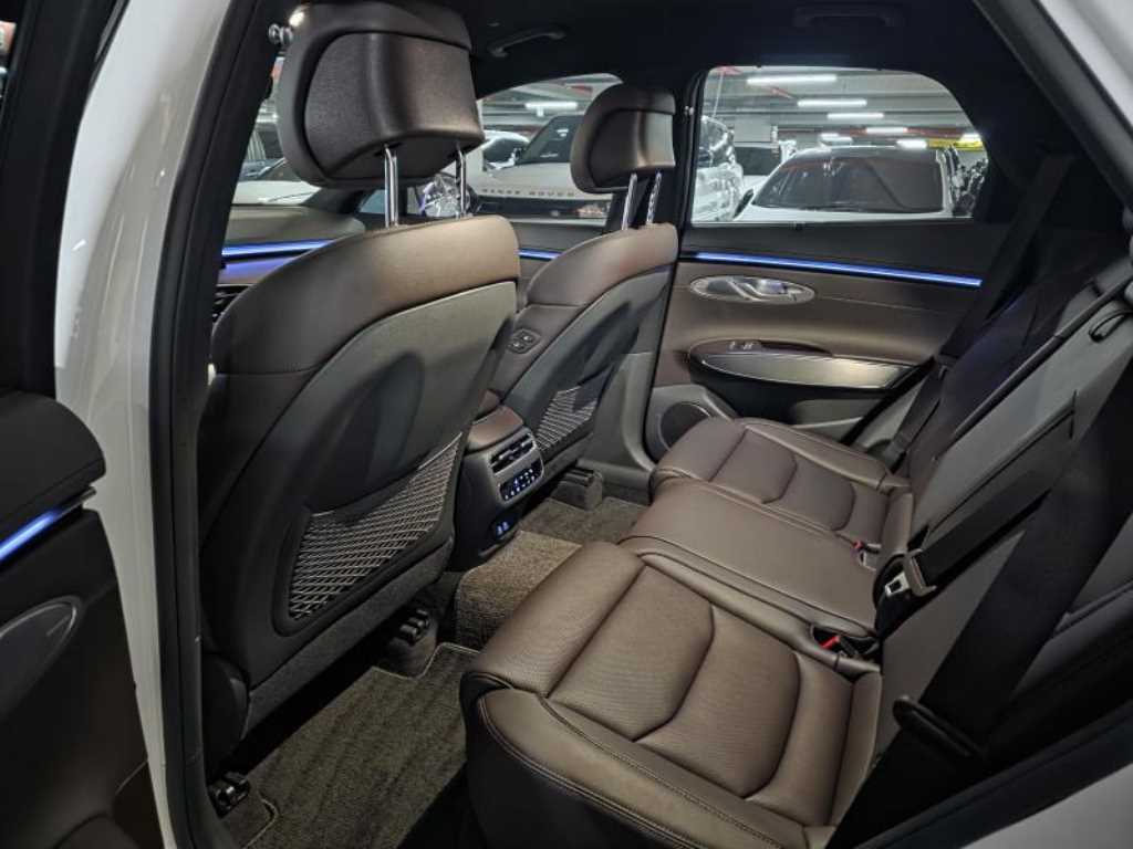 Genesis GV70 - Vista 8