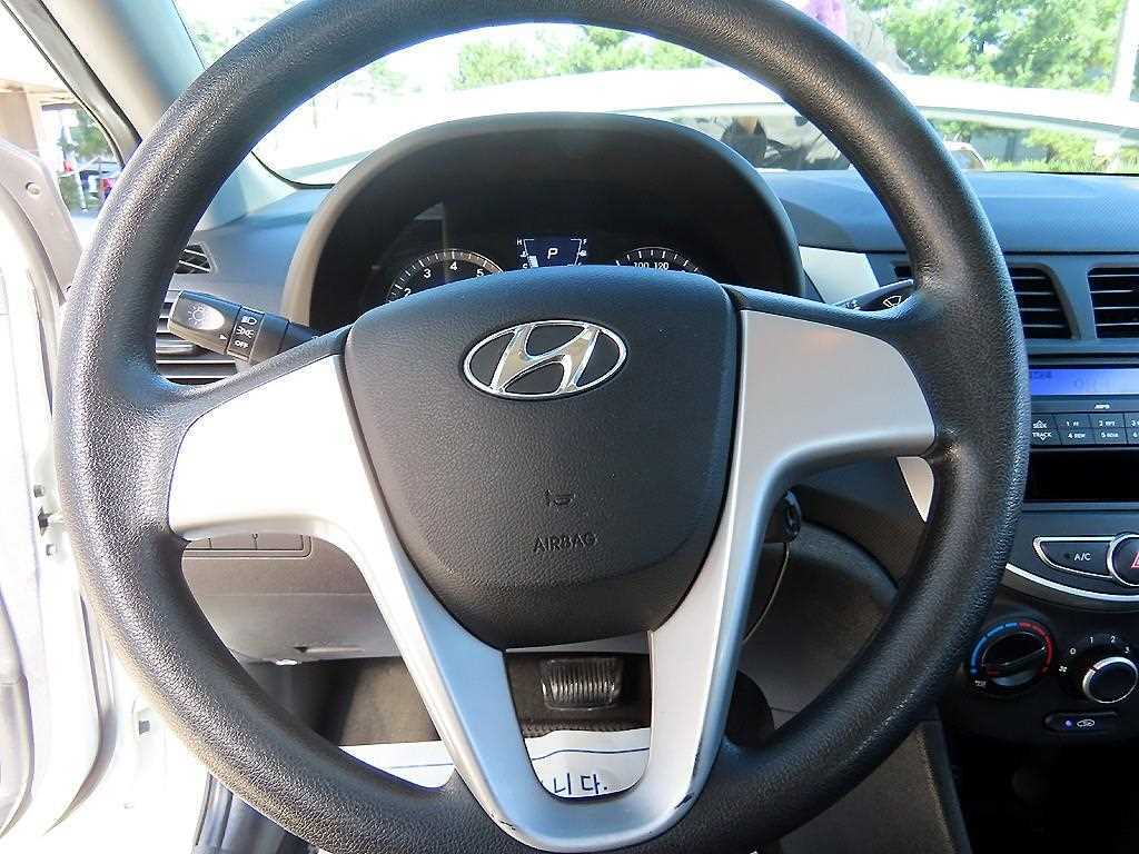 HYUNDAI Accent - Vista 8