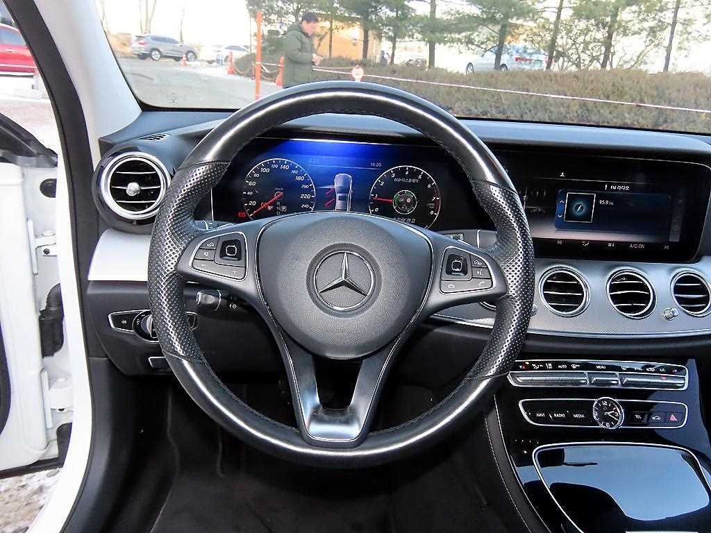 Mercedes Benz E class - Vista 8