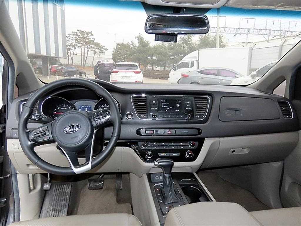 KIA Carnival - Vista 8