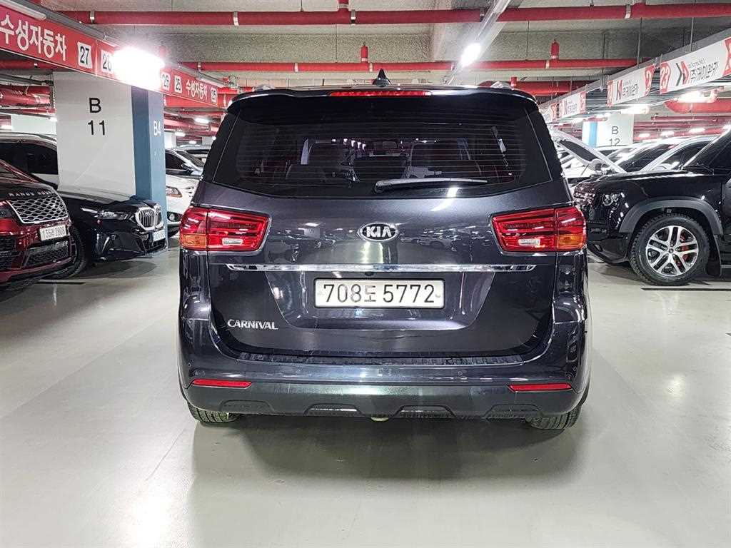 KIA Carnival - Vista 5
