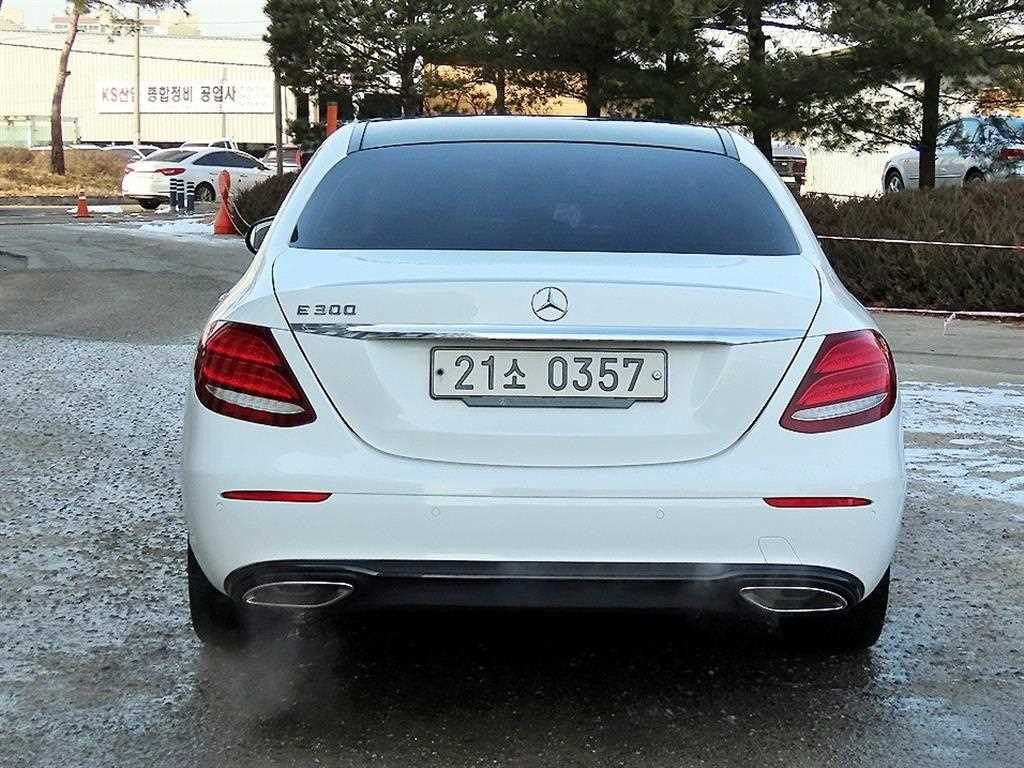Mercedes Benz E class - Vista 4