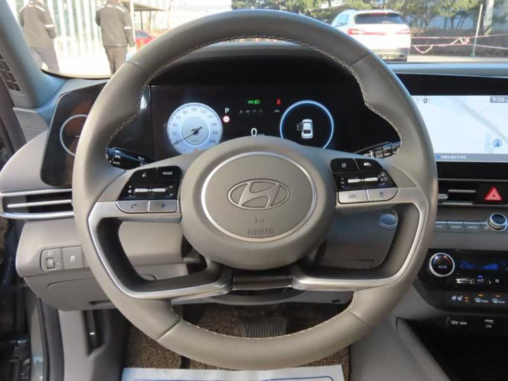 HYUNDAI Avante - Vista 9