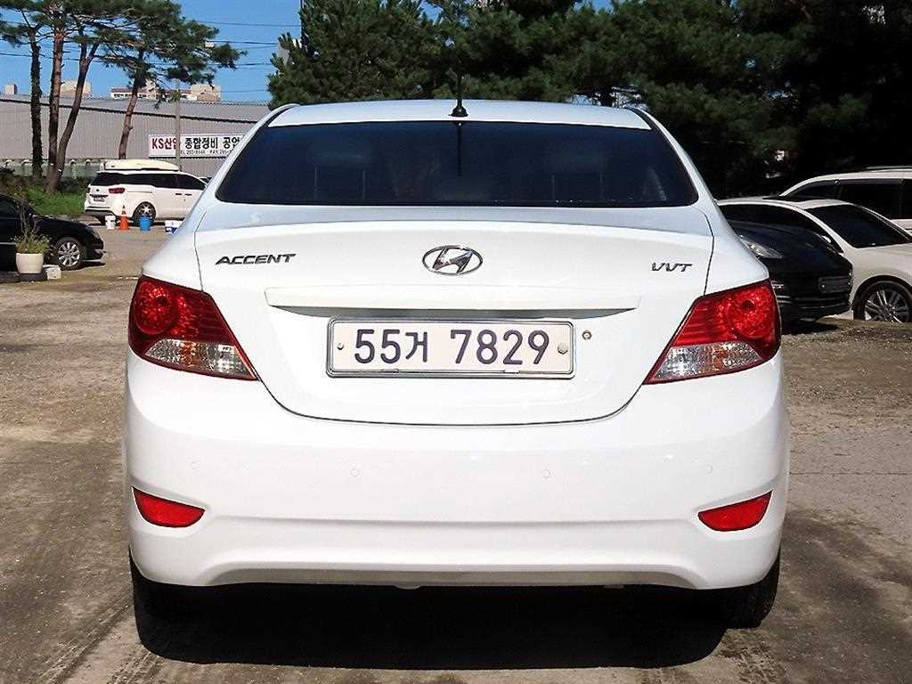 HYUNDAI Accent - Vista 4