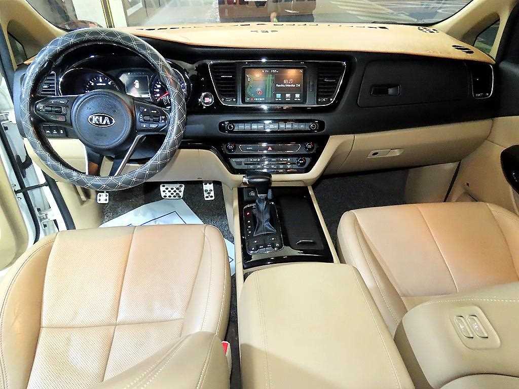KIA Carnival - Vista 10