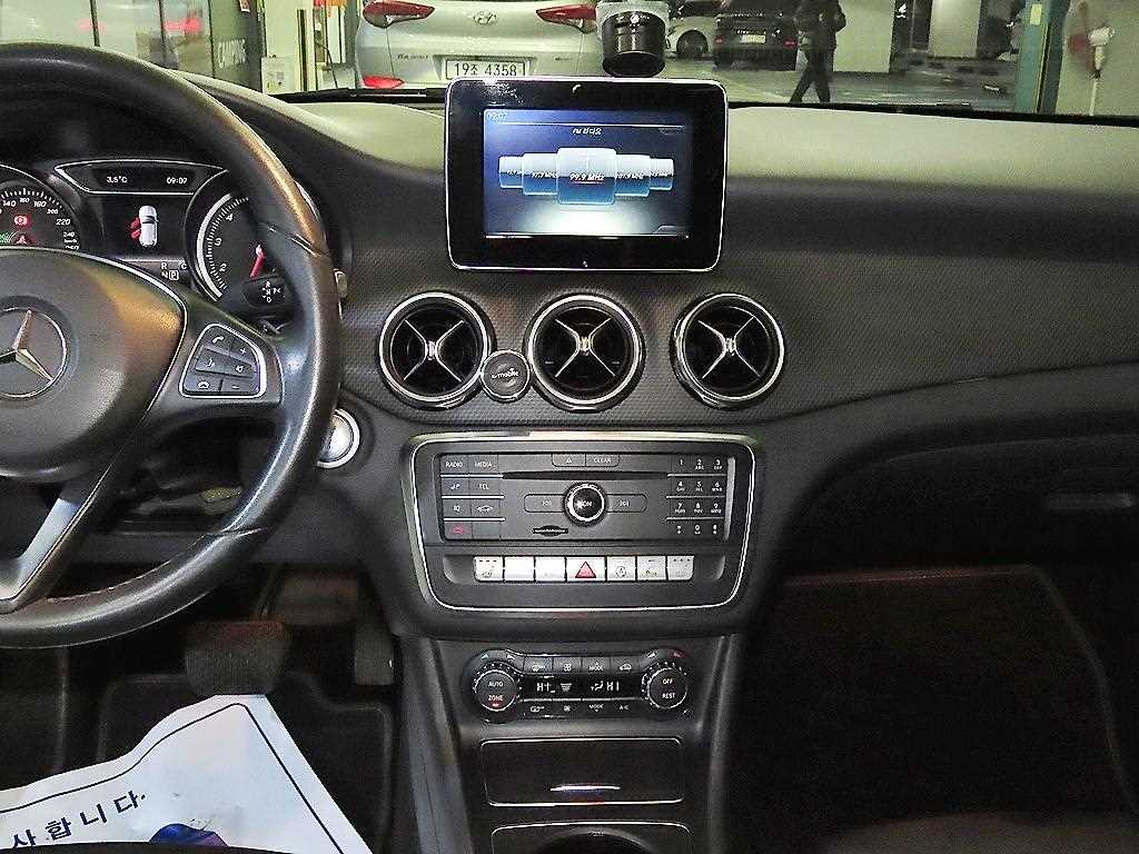 Mercedes Benz GLA Class - Vista 11