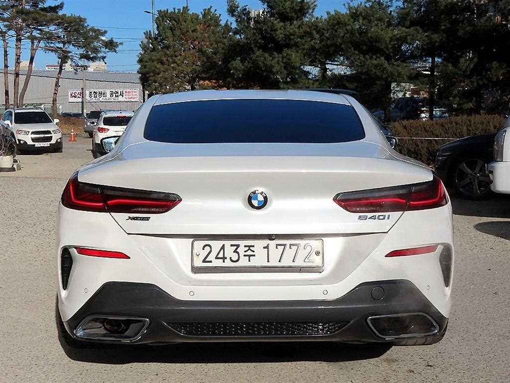 BMW 8 Series - Vista 4