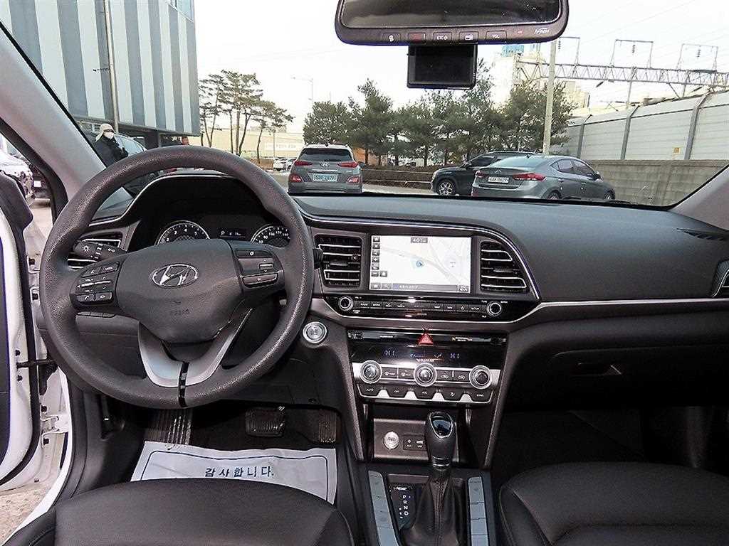 HYUNDAI Avante - Vista 7