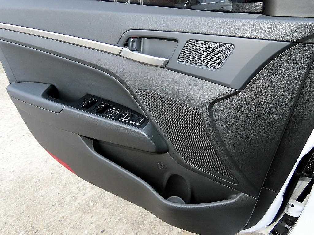 HYUNDAI Avante - Vista 11