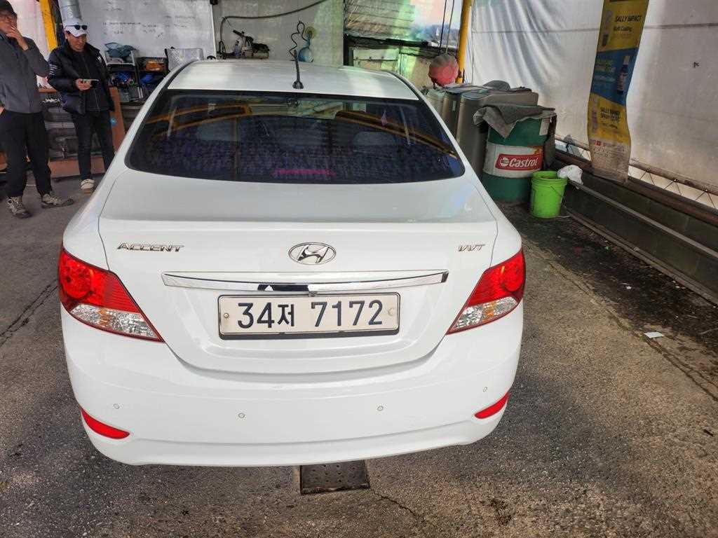 HYUNDAI Accent - Vista 2