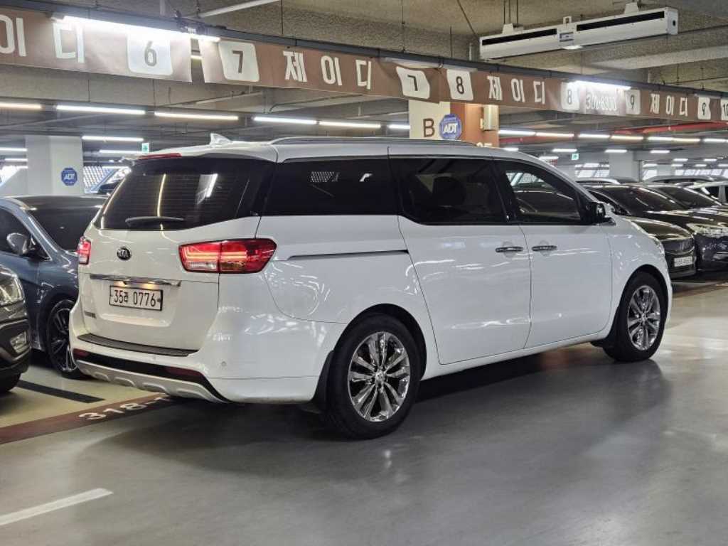 KIA Carnival - Vista 4