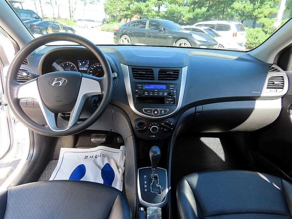 HYUNDAI Accent - Vista 7
