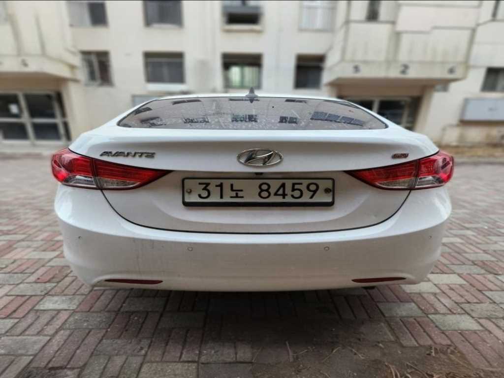 HYUNDAI Avante - Vista 9