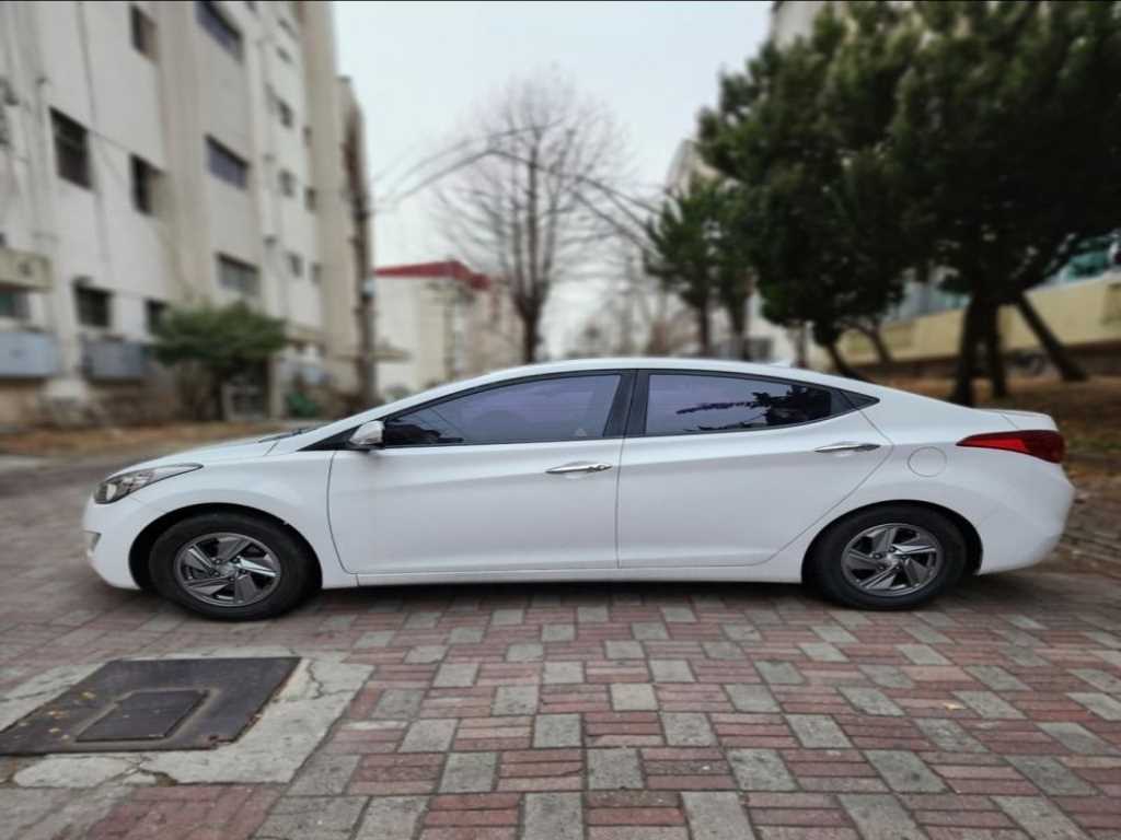 HYUNDAI Avante - Vista 10