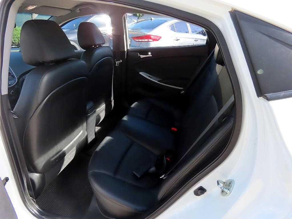 HYUNDAI Accent - Vista 6