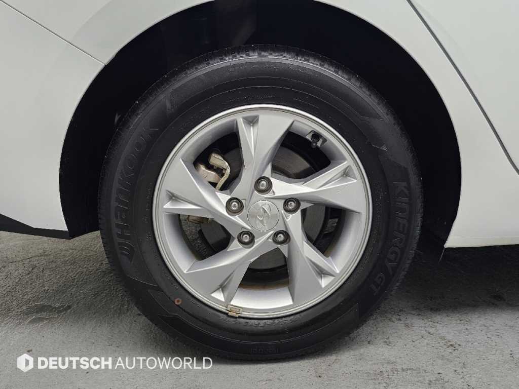 HYUNDAI Avante - Vista 5