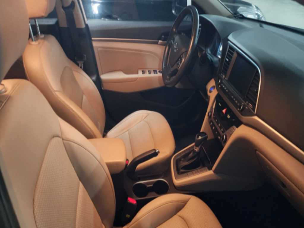 HYUNDAI Avante - Vista 5