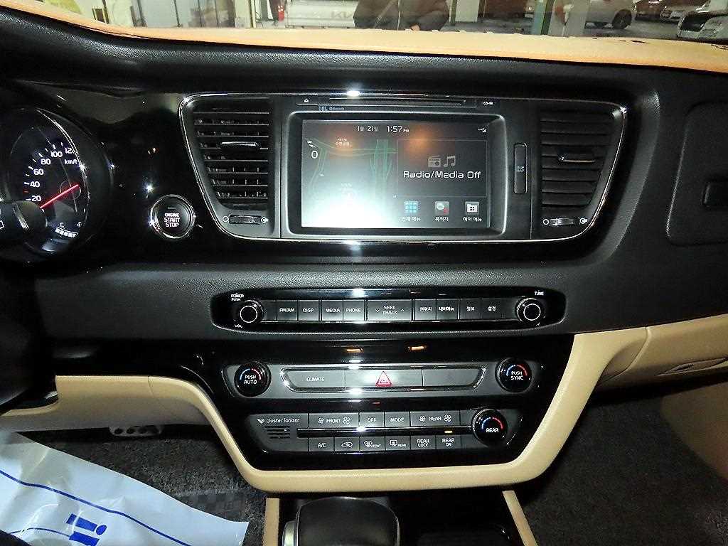 KIA Carnival - Vista 11
