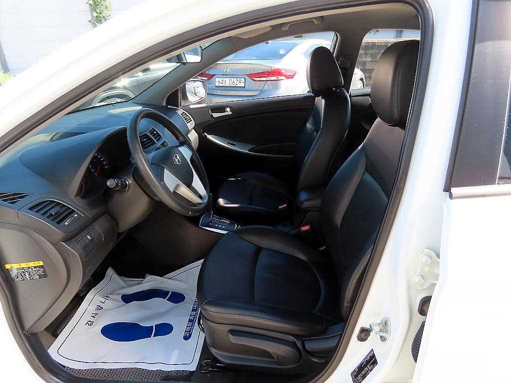 HYUNDAI Accent - Vista 5