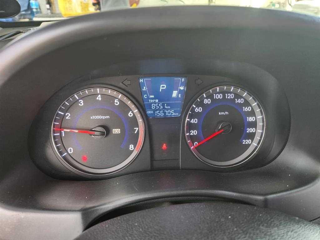 HYUNDAI Accent - Vista 3