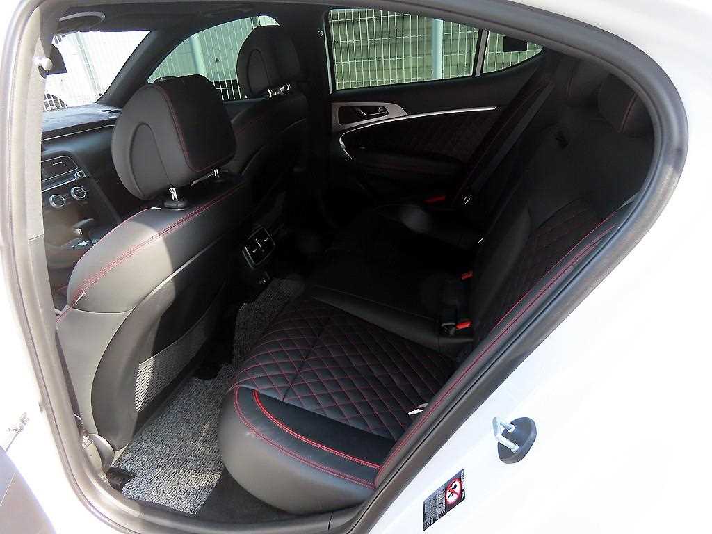 Genesis G70 - Vista 6