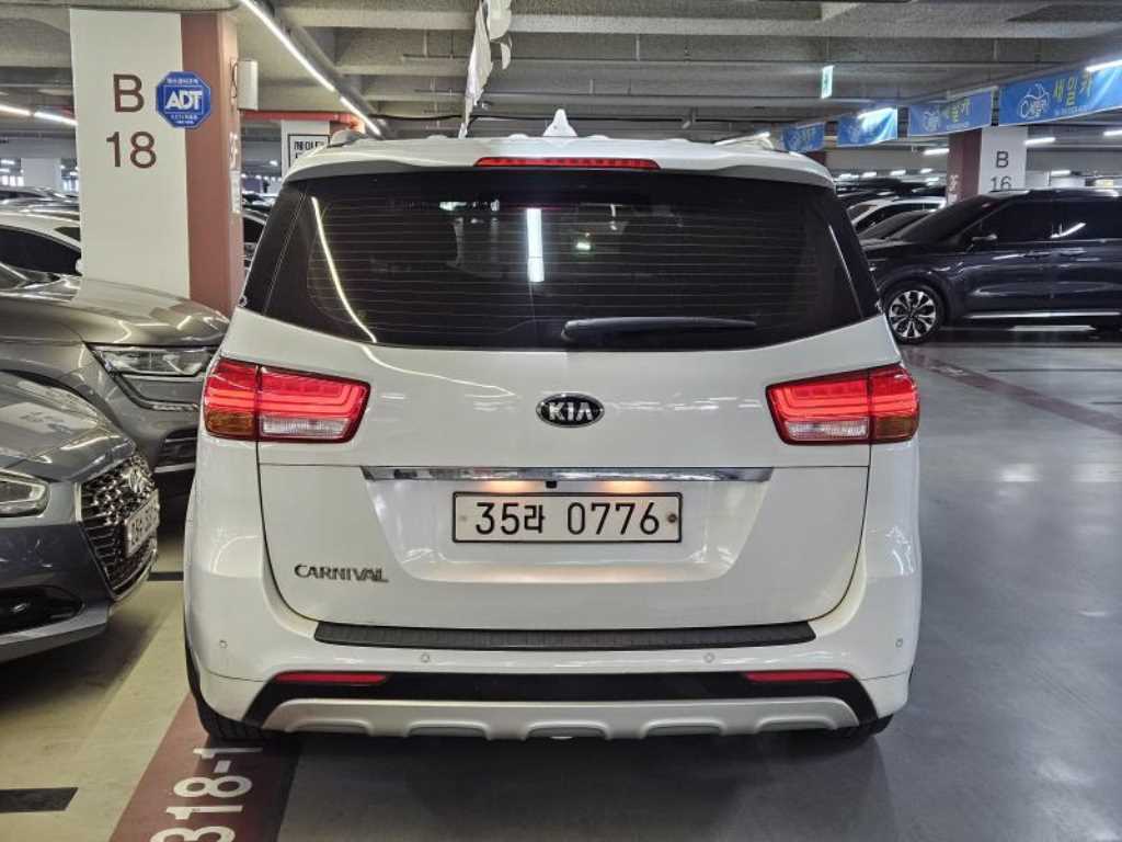 KIA Carnival - Vista 5