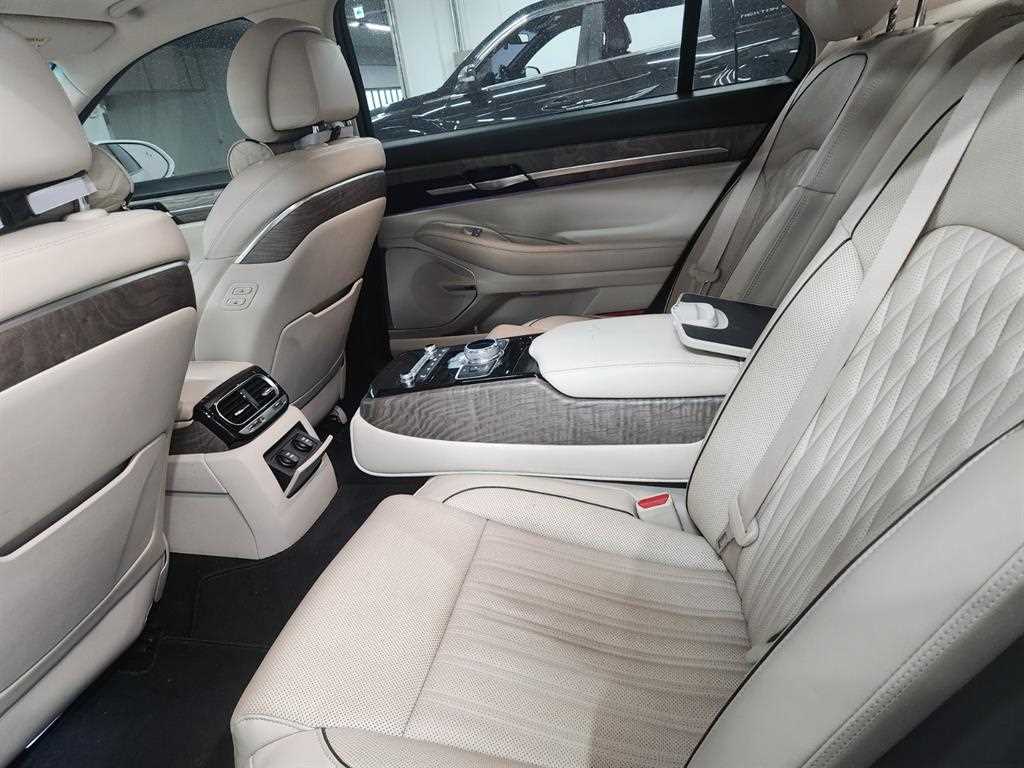 Genesis G90 - Vista 12
