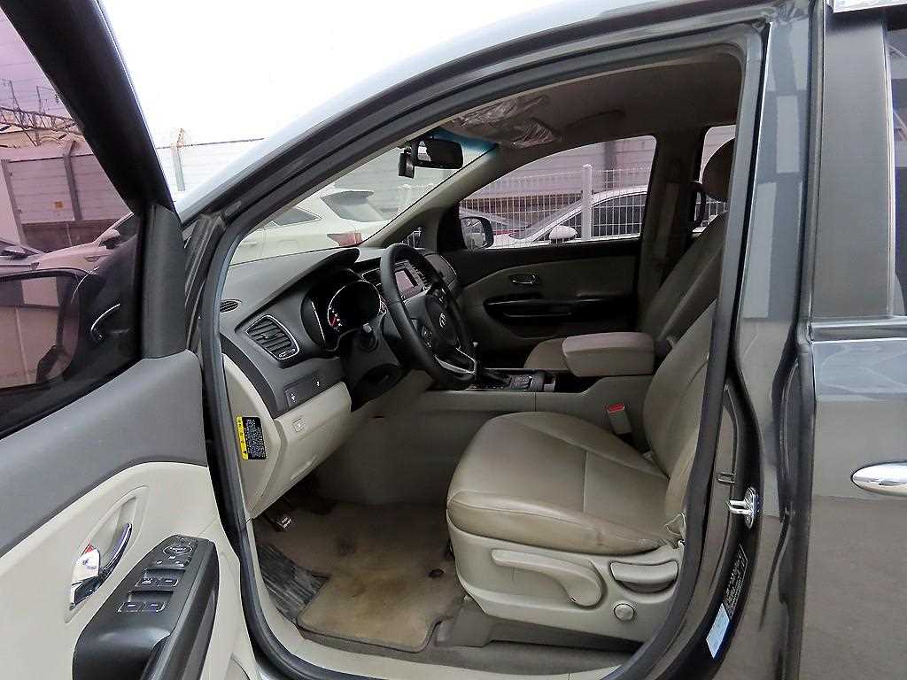 KIA Carnival - Vista 5