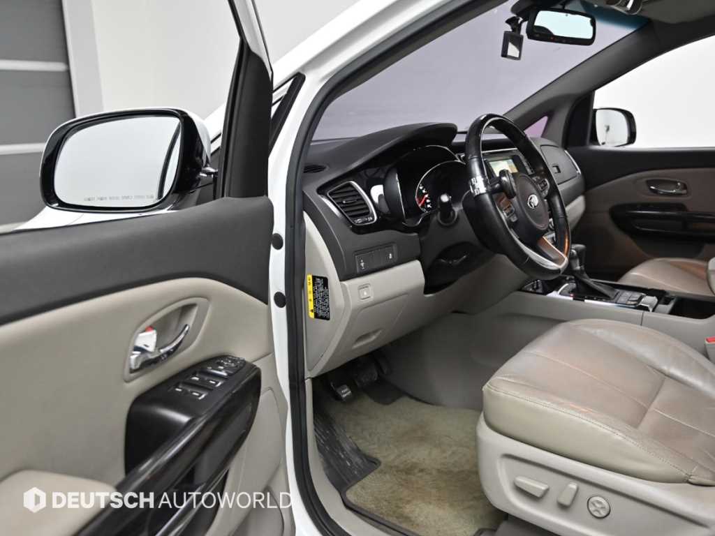 KIA Carnival - Vista 11