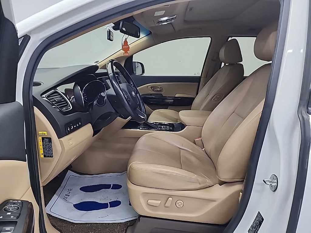 KIA Carnival - Vista 11