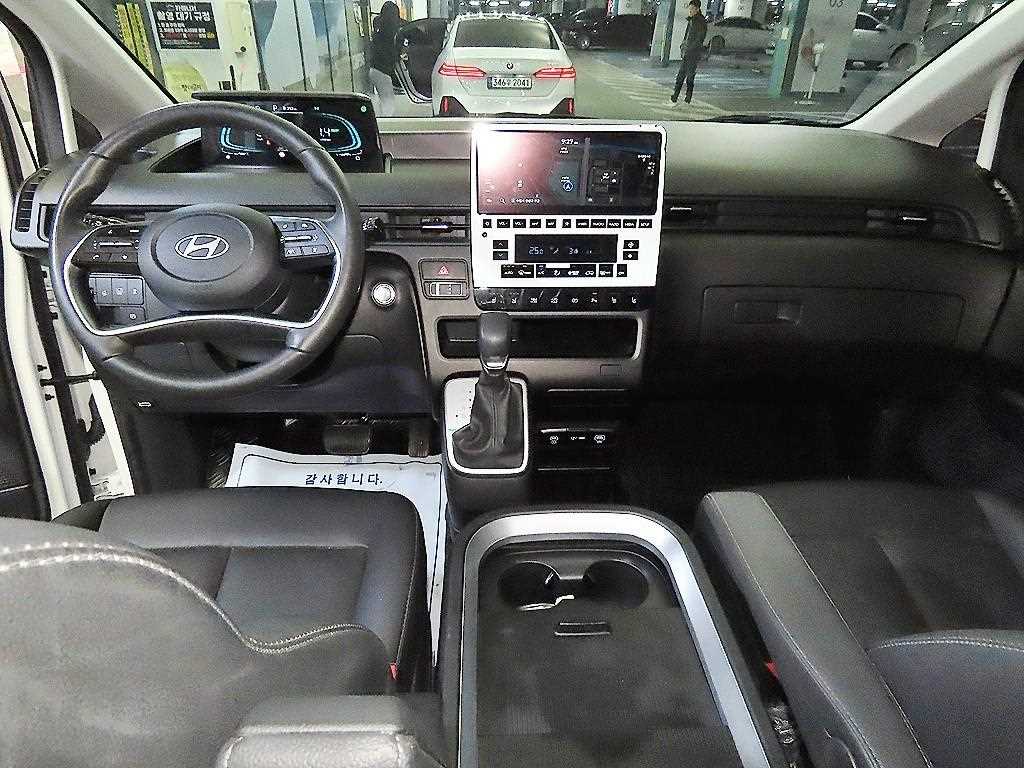 HYUNDAI Staria - Vista 10