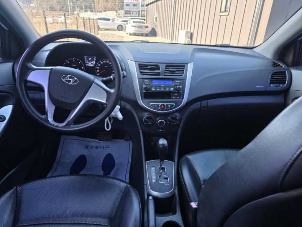 HYUNDAI Accent - Vista 7
