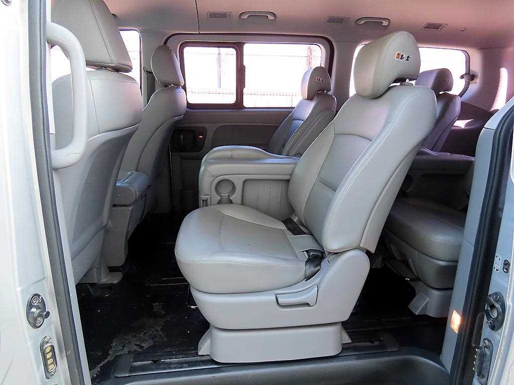 HYUNDAI Starex - Vista 6