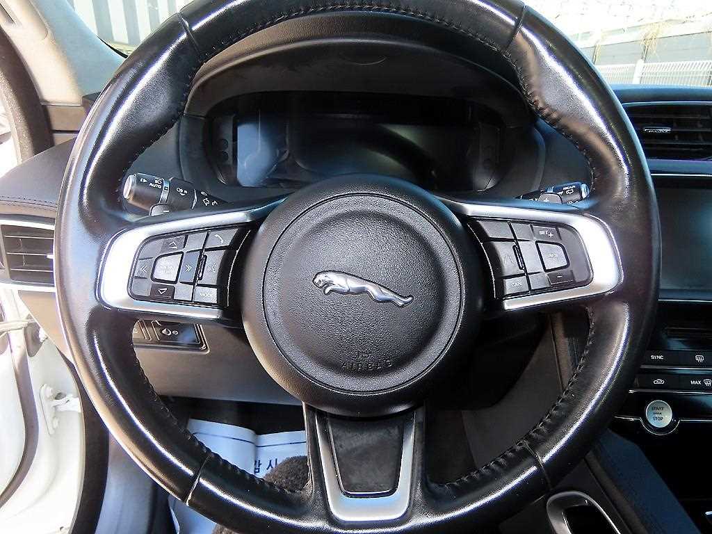 Jaguar F-PACE - Vista 8