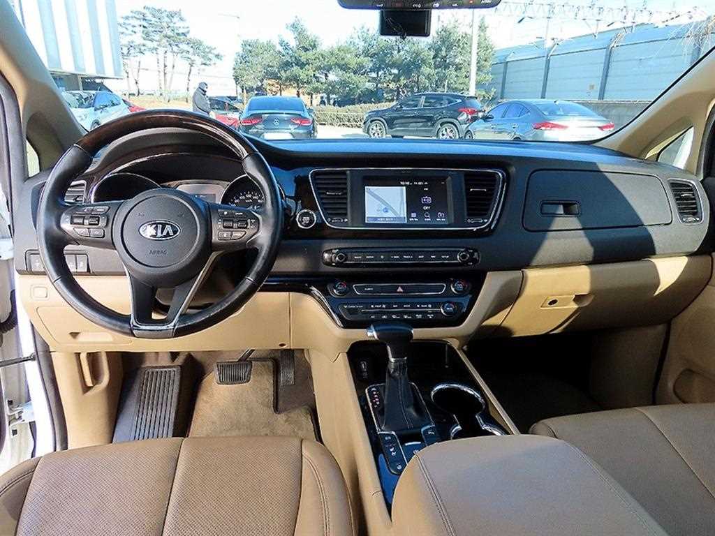 KIA Carnival - Vista 7