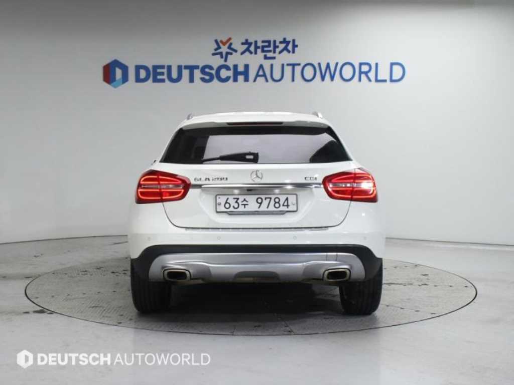 Mercedes Benz GLA Class - Vista 4