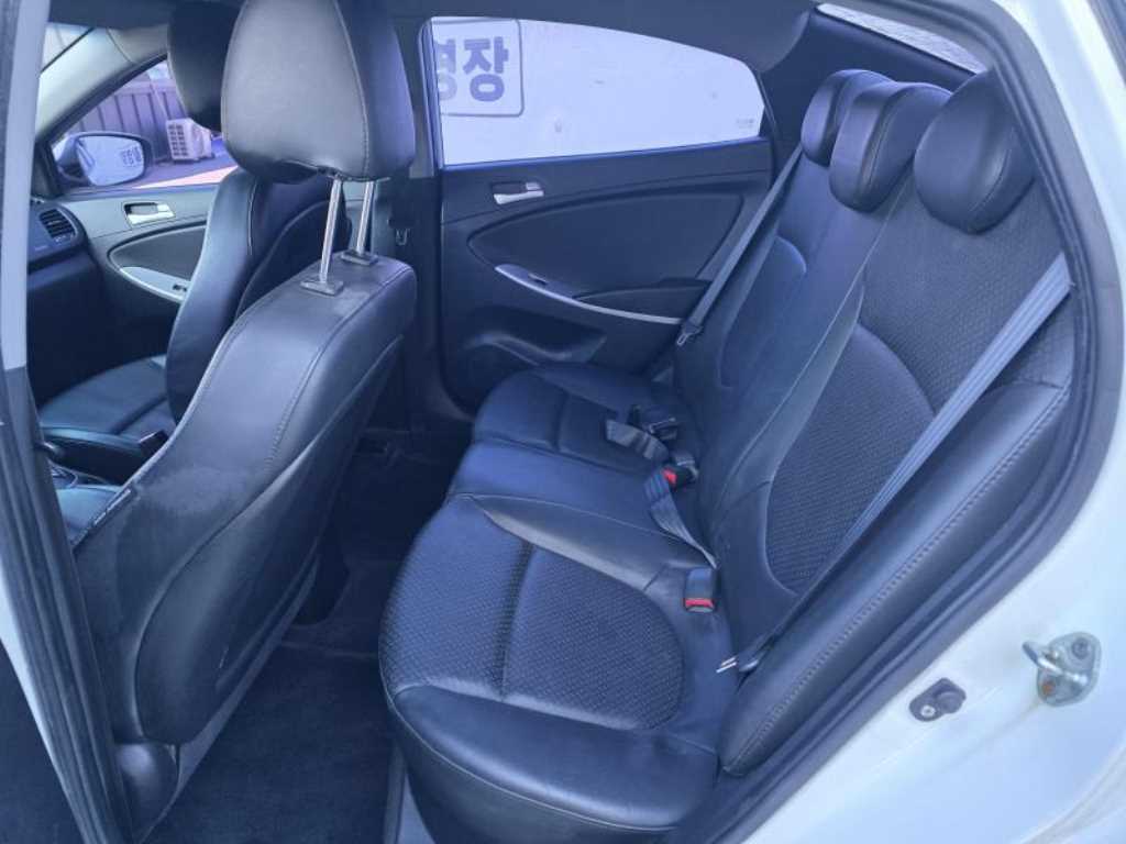 HYUNDAI Accent - Vista 5