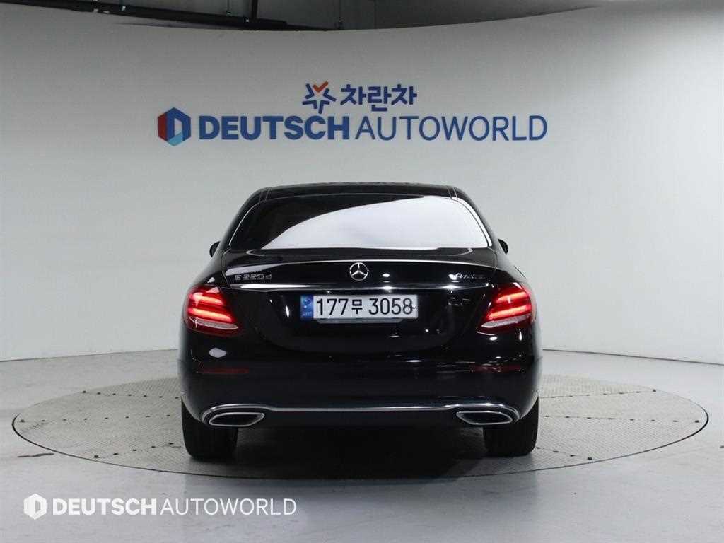 Mercedes Benz E class - Vista 4