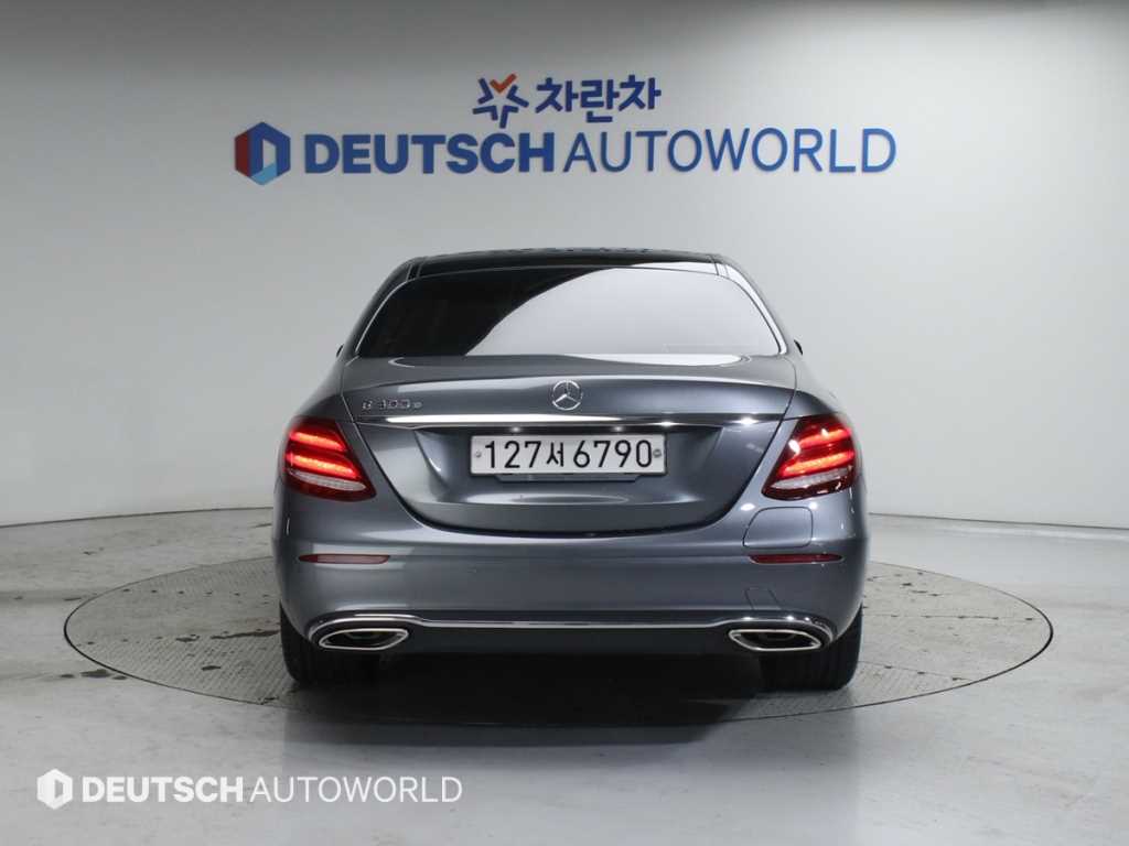 Mercedes Benz E class - Vista 4