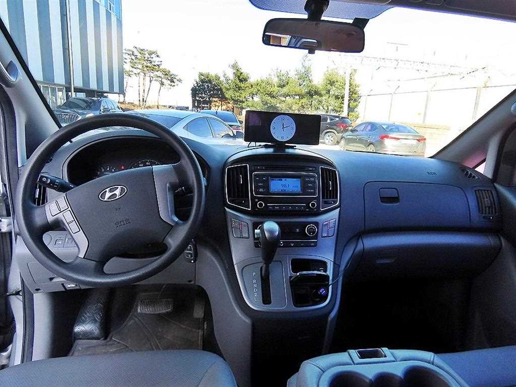 HYUNDAI Starex - Vista 8