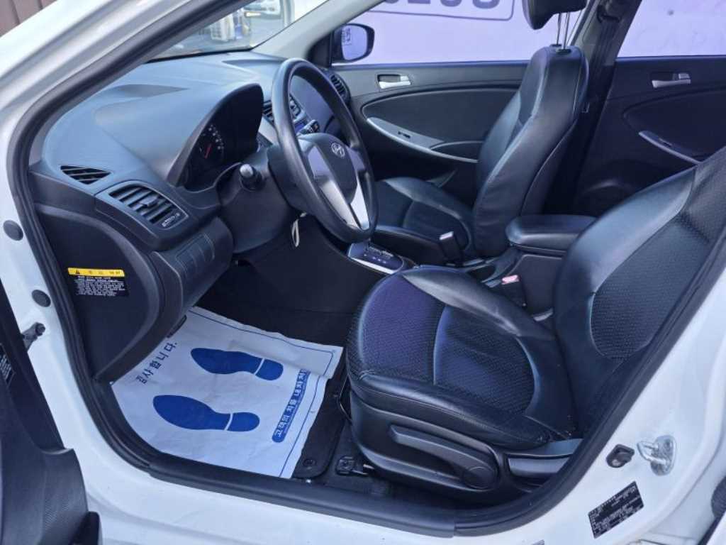 HYUNDAI Accent - Vista 9