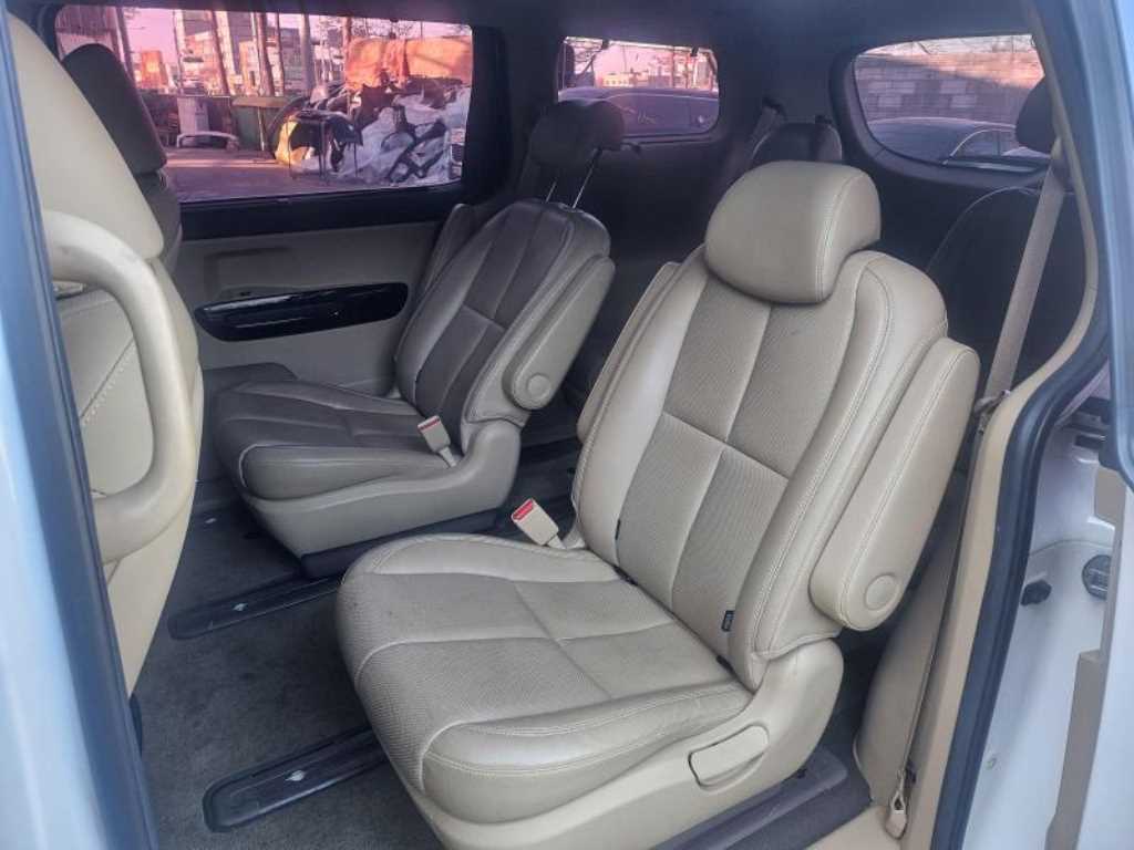 KIA Carnival - Vista 8