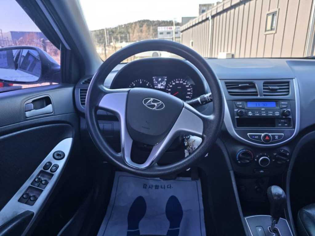 HYUNDAI Accent - Vista 8