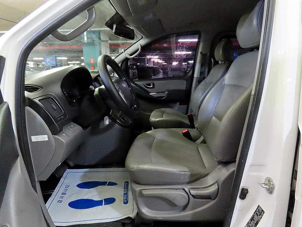 HYUNDAI Starex - Vista 6